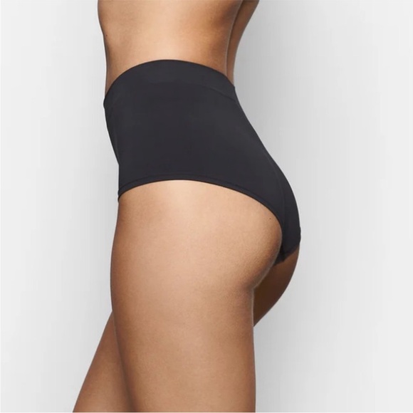 NWT SKIMS soft smoothing boy short in black/eclipse - Picture 2 of 8